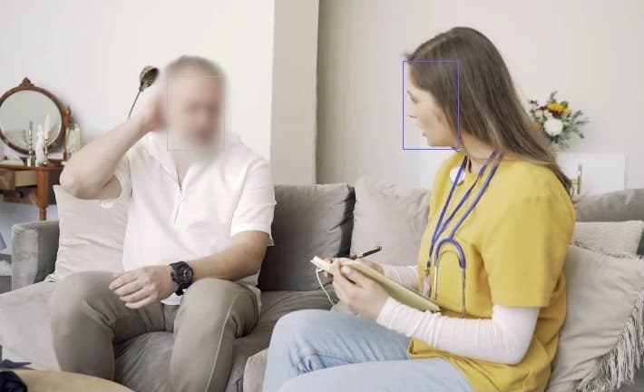 分享对话或采访视频前,给不希望公开的交谈对象的脸部打码。保留需要展示的内容,播放视频检查遮挡效果后再分享。