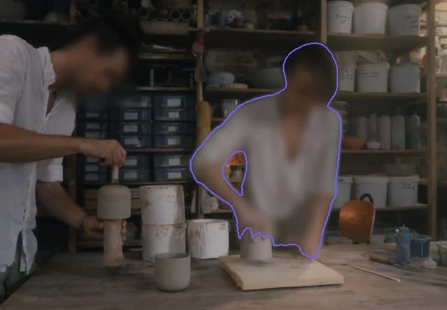 公开制作过程或工作现场的视频时,可以遮挡工作人员。不仅可以给脸部打码,还能沿所选人物的身体轮廓遮挡,并检查人物移动时的效果。