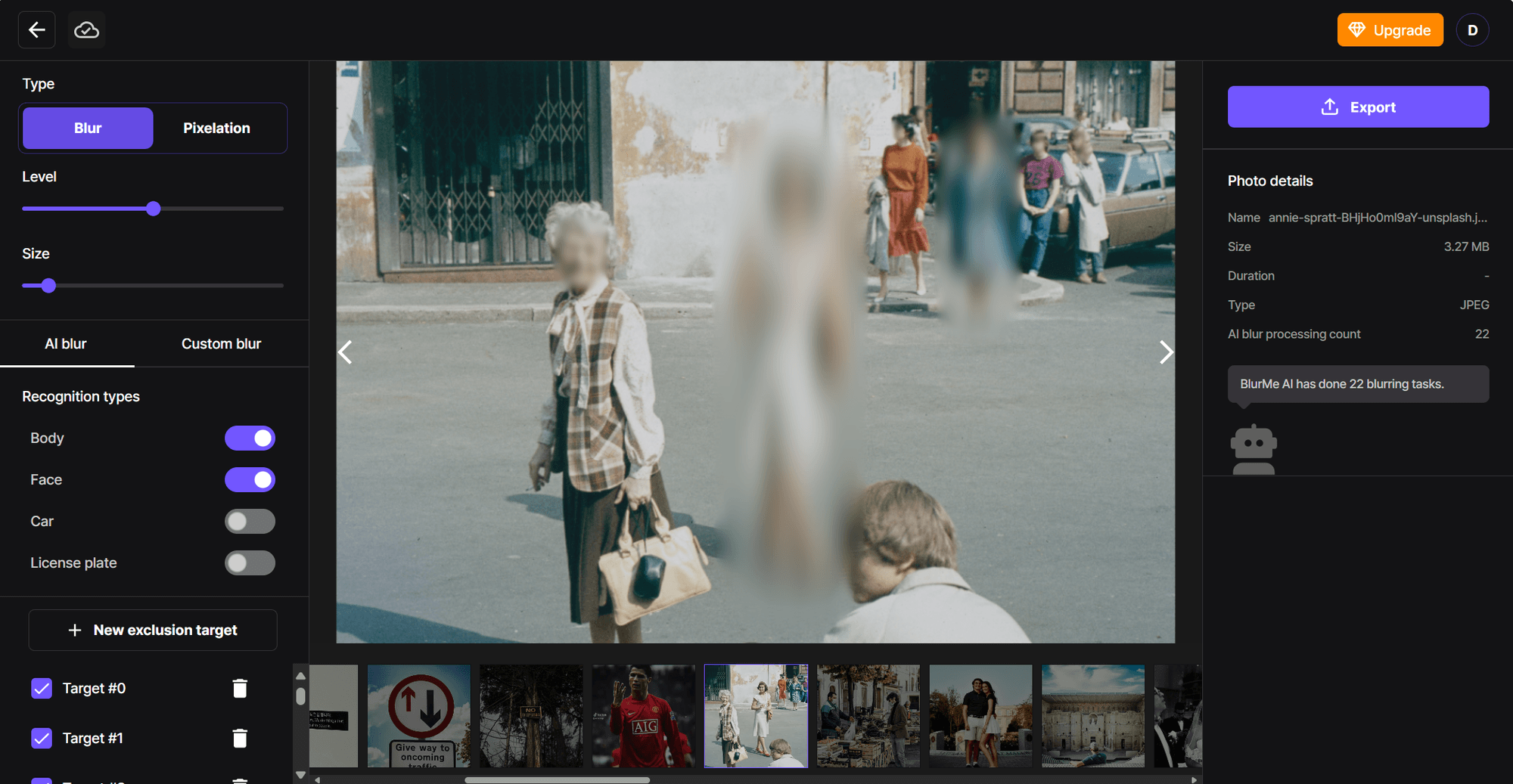 Beispiel einer Person im Hintergrund, die verwischt wird, um jemanden aus einem Foto zu entfernen.