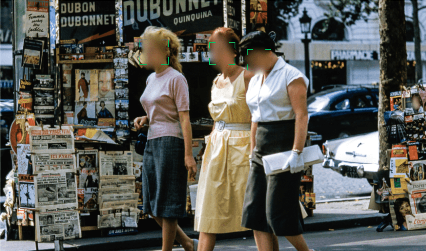 femmes floutées par l'application de floutage de visage BlurMe